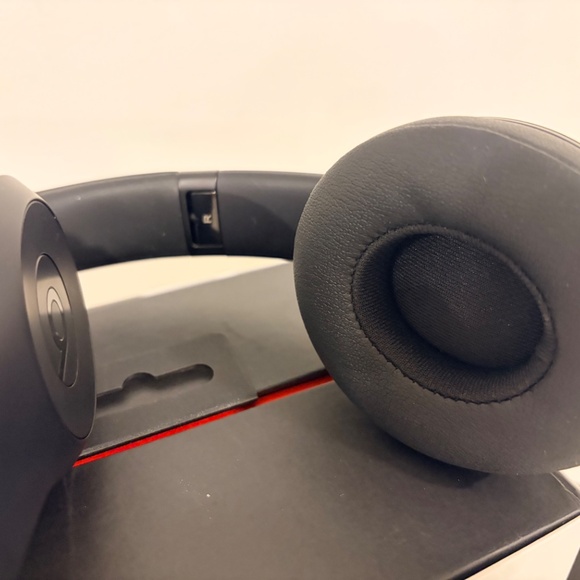 BEATS by Dre Solo3 wireless - Picture 3 of 7